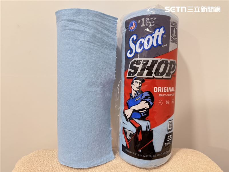 網友分享「紙抹布」清潔用品，不僅吸水、吸油效果出色，搭上特價時換算下來一張只要約1.1元，讓她直呼「用髒就丟也不心痛」不過文章曝光後，有網友表示與過往相比，大幅縮水。（圖／記者李育道攝影）