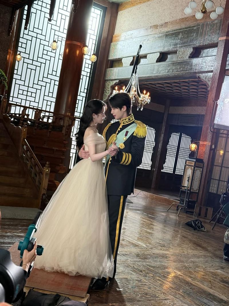 IU和邊佑錫相隔10年再度合作新劇《21世紀大君夫人》。（圖／翻攝自IG @byeonwooseok）