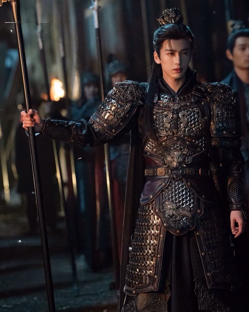 陸劇男神張凌赫近期憑古裝劇《逐玉》人氣飆升到驚動廣電總局。(圖/翻攝自微博)