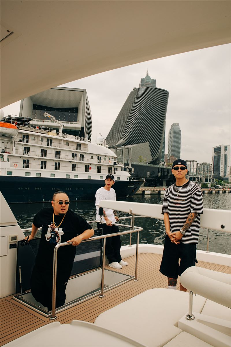 頑童大淵(左起)、小春、瘦子搭乘遊艇快閃。(圖/本色音樂提供)