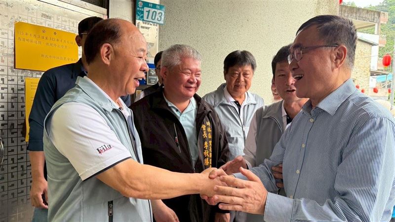 訪坪林茶農!李四川:當選水源區法規鬆綁