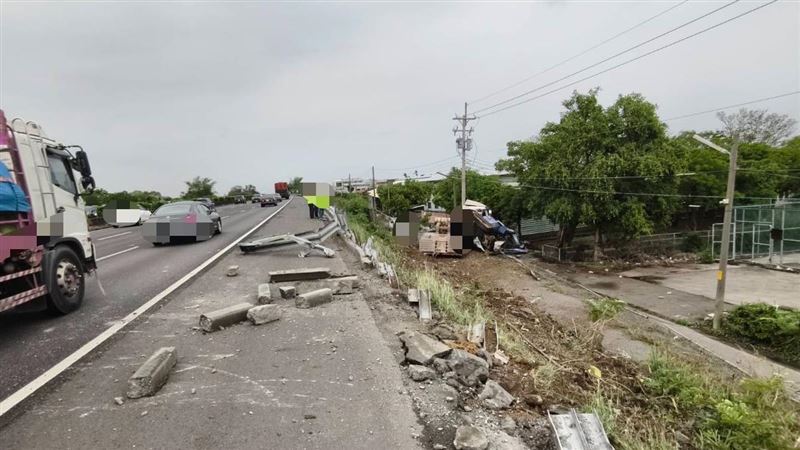 新／聯結車「爆胎自撞」墜國道邊坡