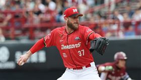 味全龍鋼龍飆出生涯第594K成為隊史三振王。（圖／味全龍提供） 