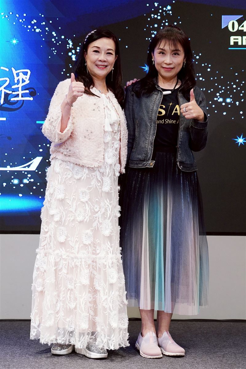周子寒、胡藝芬飛到馬來西亞蒙福教會演唱民歌。（圖／藝起發光、蒙福教會提供）