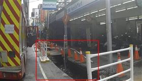 男子踩空墜落路旁工地大坑。（圖／翻攝畫面）
