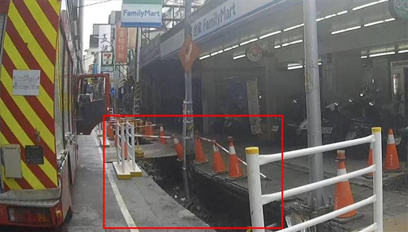 新／醉男踩空墜工地2米深大坑 消防急救援