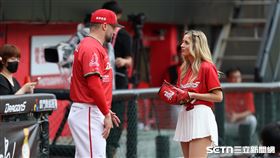 中職37年例行賽，味全龍投手伍鐸指導「費嫂」漢娜（Hanna Fairchild）。（圖／記者劉彥池攝影）