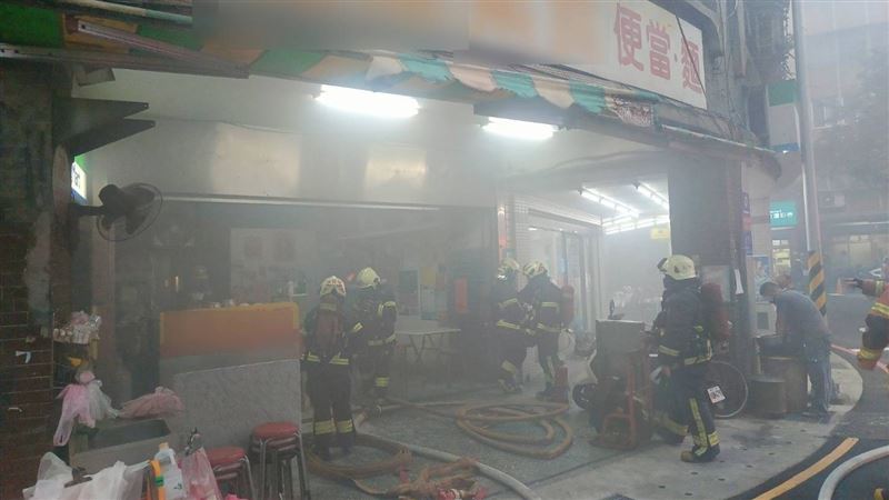 新/板橋餐廳突竄火 小老闆救火燙傷送醫