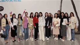 蔡依珊（左八）、曾馨瑩（左五）、陳妍嵐（右七）等人到富邦美術館看特展，美術館館長翁美慧（右七）親自導覽。（翻攝蔡依珊臉書）