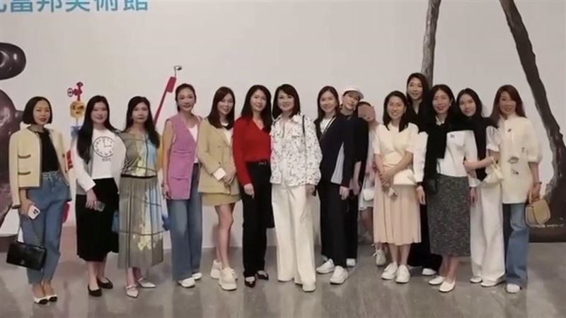 蔡依珊帶兒逛美術館 曾馨瑩短裙露腿搶鏡