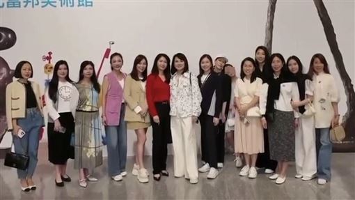 蔡依珊帶兒逛美術館　曾馨瑩短裙露腿搶鏡