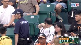 王柏融全壘打球擊中球迷疑似臉部流血。（圖／翻攝自CPBLTV）