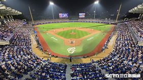 中職37年例行賽，富邦悍將外野手林哲瑄引退主題日Day2，新莊棒球場湧進滿場11600位球迷。（圖／記者劉彥池攝影）