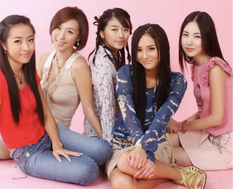 傳奇女團Baby V.O.X在1997年成軍，成員有簡美妍、金倚枝、李姬珍、沈恩珍、尹恩惠，其中轉戰戲劇圈的尹恩惠（中）人氣最旺。（圖／翻攝自韓網）