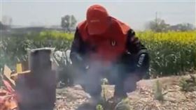 中國興起代客掃墓 有人「掃錯墳」（圖／翻攝自微博）