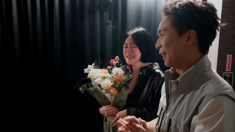 小S復工落淚畫面曝光 手勢藏「關鍵密碼」