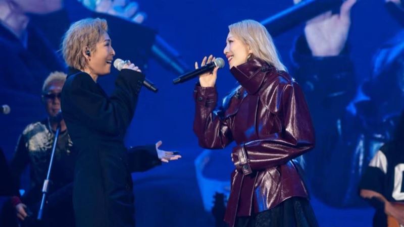 鄭秀文(右)重病現身力挺!林曉培13年後再戰香港,邀偶像當嘉賓「快瘋了」。(圖/翻攝自林曉培IG)