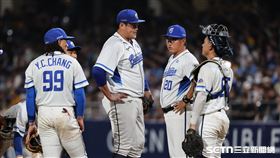 中職37年例行賽，富邦悍將後援投手廖任磊製造滿壘危機，投手教練許銘傑喊暫停。（圖／記者劉彥池攝影）