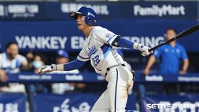 中職37年例行賽，富邦悍將二壘手林岳谷敲出再見高飛犧牲打。（圖／記者劉彥池攝影）