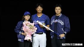 富邦悍將外野手林哲瑄引退儀式，球隊執行副領隊林威助致贈教練棒。（圖／記者劉彥池攝影）
