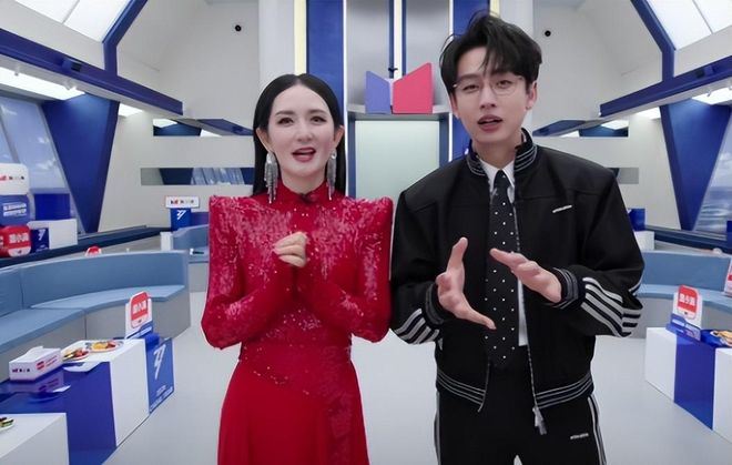 謝娜的搭檔男主持人齊思鈞則擁有完整流程提詞器，並可透過耳機即時接收現場調度指令，被網友認為男女不公。（圖／翻攝微博）