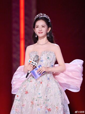 謝娜穿著高跟鞋與禮服站立主持6小時，讓她大感吃不消，「腳都麻了」。（圖／翻攝微博）