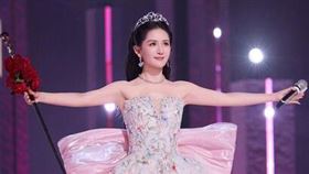 謝娜《浪姐7》主持挨轟拖節奏，提詞機只寫「請墊詞」登熱搜。（圖／翻攝微博）