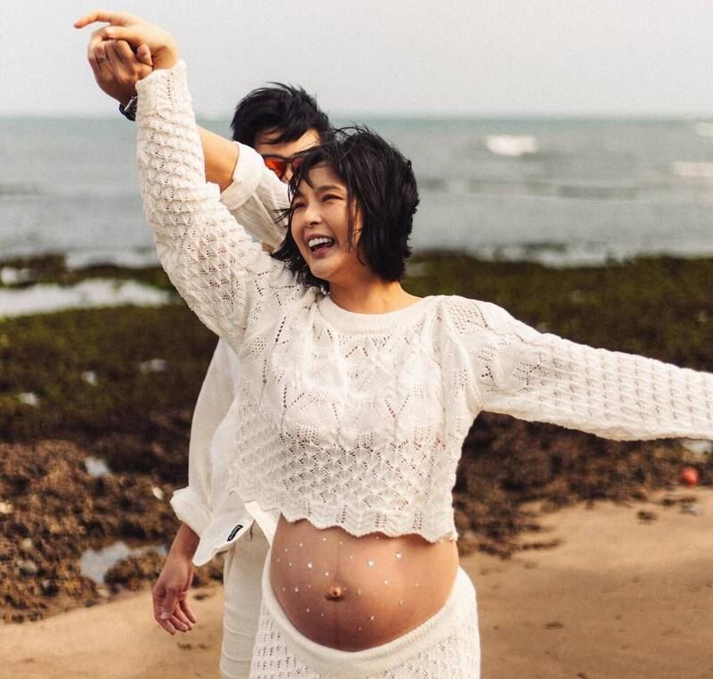 黃沐妍挺巨肚和老公海邊牽手散步，倒數1個月升格人母，喜悅全寫在臉上。（圖／翻攝自黃沐妍臉書）