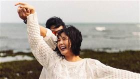 黃沐妍挺巨肚和老公海邊牽手散步，倒數1個月升格人母，喜悅全寫在臉上。（圖／翻攝自黃沐妍臉書）