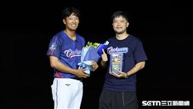 富邦悍將外野手林哲瑄引退儀式，和「股癌」互贈禮物。（圖／記者劉彥池攝影）