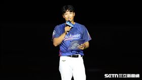 富邦悍將外野手林哲瑄在引退儀式致詞。（圖／記者劉彥池攝影）