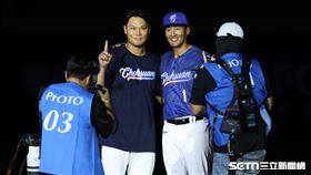 富邦悍將外野手林哲瑄引退儀式，隊友范國宸在三壘幫他戴上富邦悍將球帽。（圖／記者劉彥池攝影）