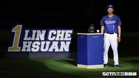 富邦悍將外野手林哲瑄引退儀式，封存手套和接到的最後1球。（圖／記者劉彥池攝影）