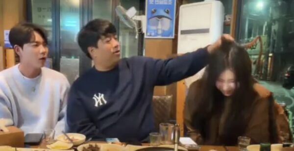 Beomfreeca在餐廳上手揍女直播主。（圖／翻攝自韓網）