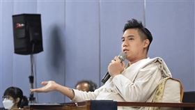 網紅禪師熊仁謙（圖）是大寶法王在台首席弟子，時常在法會上開講。（翻攝熊仁謙YouTube）