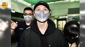 透過憋氣形成高血壓從而取得免役證明的棒棒堂成員王子，本月1日以50萬元交保。（圖／蘇聖倫攝）