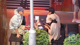 本刊曾直擊曾敬驊（左）與王淨（右前）出遊，但互動僅像朋友。