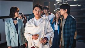 網紅禪師熊仁謙（前中）人氣很高，今年初還演出電影《啵me之我的青春住了鬼》。（風暴國際提供）