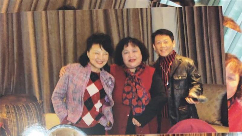 楊燕（左）不捨夏萍辭世。（圖／楊燕提供）