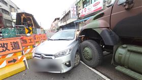 一輛軍用卡車行經員林路二段時，疑變換車道不慎，與一輛小客車發生碰撞。