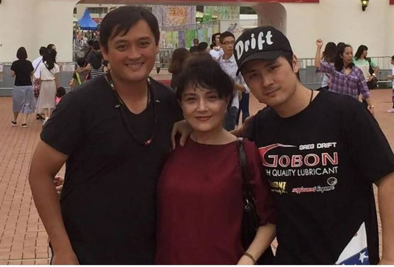 施明（中）過世後，雙胞胎兒子李泳漢（左）、李泳豪互相指控。（圖／翻攝自臉書）