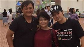 施明（中）過世後，雙胞胎兒子李泳漢（左）、李泳豪互相指控。（圖／翻攝自臉書）