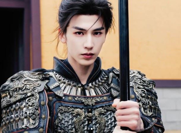 憑古裝劇爆紅的張凌赫,近期被網友挖出出道前曾任補習班助教的往事,不僅外型出眾,還以親切暖心著稱,昔日學生曝光合照與互動細節,引發粉絲熱烈討論。(圖/翻攝自吃瓜衝浪日記微博)