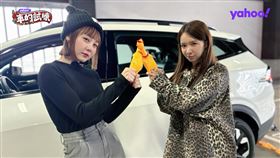 禾羽(右)自曝初次開車上路緊張到油門煞車分不清。（圖／《Yahoo車的試煉》提供）
