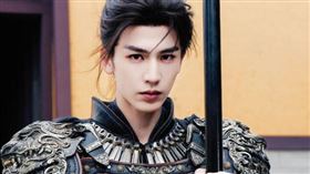 憑古裝劇爆紅的張凌赫，近期被網友挖出出道前曾任補習班助教的往事，不僅外型出眾，還以親切暖心著稱，昔日學生曝光合照與互動細節，引發粉絲熱烈討論。（圖／翻攝自吃瓜衝浪日記微博）