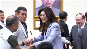 國民黨黨中央上午10時召開「2026和平之旅」啟程中外記者會，鄭麗文抵達現場時先與藍委們逐一致意握手。（圖／翻攝畫面）