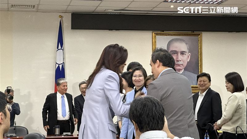 國民黨上午10時召開「2026和平之旅」啟程中外記者會，鄭麗文抵達現場時先與藍委們逐一致意握手。（圖／翻攝畫面）