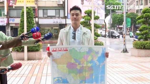 丁瑀帶著地圖和國旗要給鄭麗文，要她拿給習近平（圖／翻攝畫面）