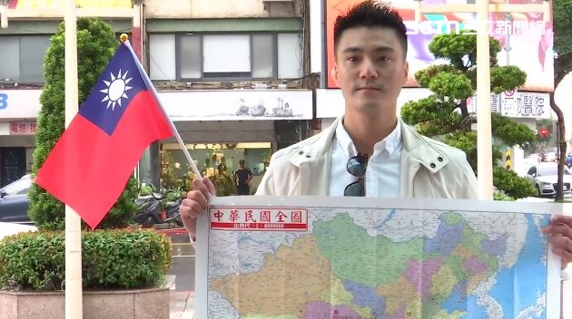 藍青年送地圖嗆:鄭麗文拿去勸習近平回歸