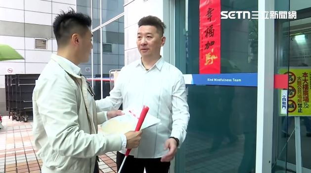 丁瑀帶著地圖和國旗要給鄭麗文，要她拿給習近平，但被擋在門外（圖／翻攝畫面）